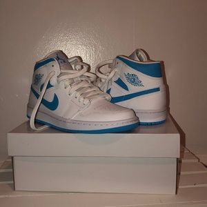 Jorden one mids blue and white